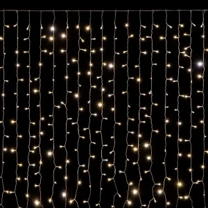CORTINA 204 LEDS CÁLIDO 120 X 175 CM FUNCIONA CON LA RED ELÉCTRICA 3.6W. TRANSFORMADOR CON 8 FUNCIONES. IP44 (USO INTERIOR / EXTERIOR) CABLE DE COLOR TRANSPARENTE. DISTANCIA ENTRE BOMBILLAS: 10 CM. 204 LEDS DE LÚZ CÁLIDA EXTENSIÓN
