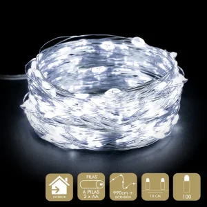 MICRO-LED 100 LUCES METAL BLANCO FUNCIONA A PILAS: 2 X AA (NO INCLUIDAS). IP20 (SOLO USO INTERIOR) CABLE TRANSPARARENTE DISTANCIA ENTRE BOMBILLAS: 10 CM. 100 LEDS DE LUZ FRÍA EXTENSIÓN DE CABLE: 30 CM. ESTE PRODUCTO NO TIENE LA FU